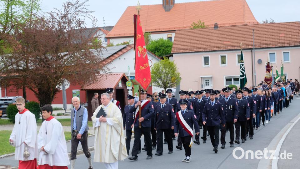 Angeführt von der Musikkapelle Dießfurt und dem liturgischen Dienst ging der &quot;Kirchzug&quot; nicht zu St. Anna, sondern zum Festgelände vor dem neuen Zuhause der Wehr Bild: do
