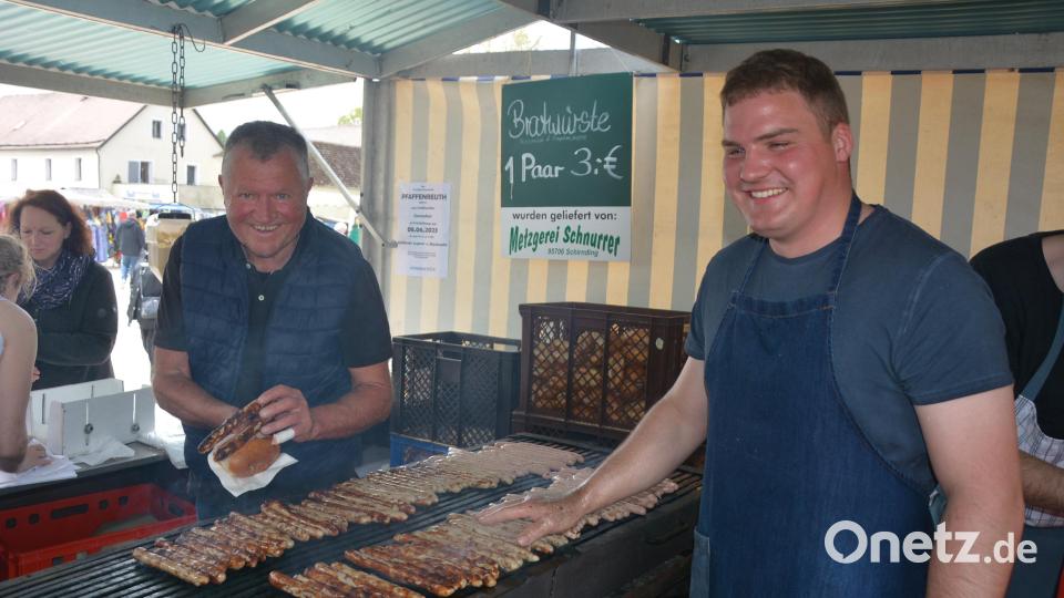 Wie immer der Renner im Angebot waren die beiden Bratwurststände. Hier brieten Mitglieder des Fördervereins der Kappl die bekannten Schnurrer-Bratwürste aus. Bild: jr