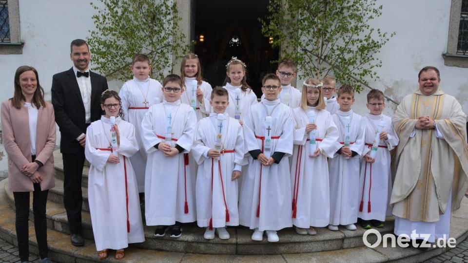 Zwölf Kinder feierten am Donnerstag in Leonberg ihre Erstkommunion, hier mit Kaplan Daniel Schmid (rechts), mit dabei auch die Klassenlehrer (von links) Angela Franz (3b) und Benno Nitsch (3a). Bild: jr