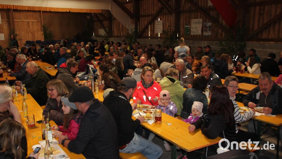 Schon zum Mittagstisch war die Festhalle gut gefüllt. Auffallend war, dass auch viele Radfahrer das Maifest als Zwischenstation nutzten. Bild: kro