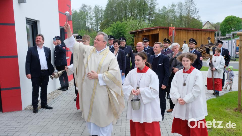 Keine Einweihung ohne Gottes Segen. Den erteilte Pfarrer Adrian Kugler, begleitet von Bürgermeister Alexander Goller, der Feuerwehrführung und den Ehrengästen mit den Worten: &quot;Segne all die Arbeit, die in diesem Haus für das öffentliche Wohl getan wird&quot; Bild: do