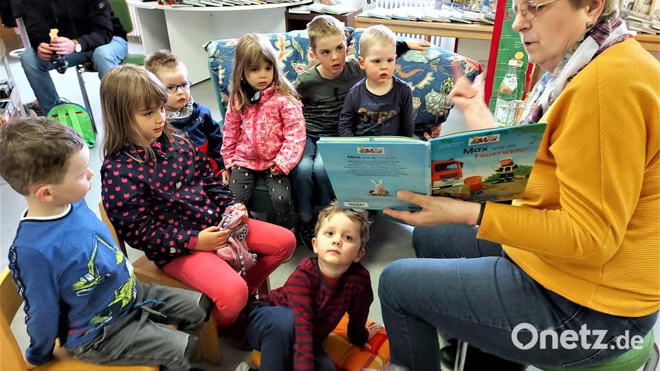 Die junge Zuhörerschaft ist ganz Ohr, als die Lesepatin Anneliese Pronold mit ihrem Kinder-Sachbuch von den Aufgaben der Feuerwehr erzählt. Bild: lg