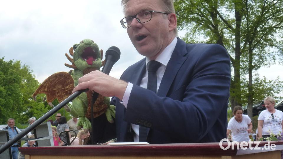 Architekt Thomas Wilnhammer ließ den bau mit Handpuppe &quot;Drachi&quot; Revue passieren. Bild: mad
