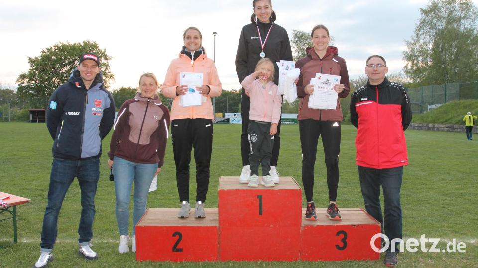 Elena Schwanitz gewinn vor Konstanze Hauke und Pia Schmidt die Dorfmeisterschaft bei den Damen. Alle freuen sich über die Glückwünsche von Terence Weber, Laura Frenzel und Michael Jung (von links). Bild: pi