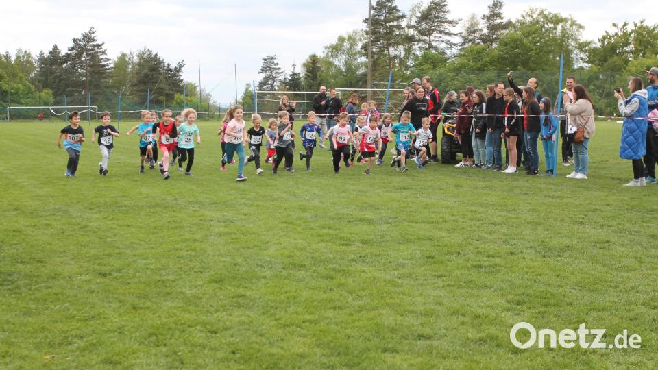 Die Bambini legen los und machen sich auf die 500-Meter-Strecke. Bild: pi