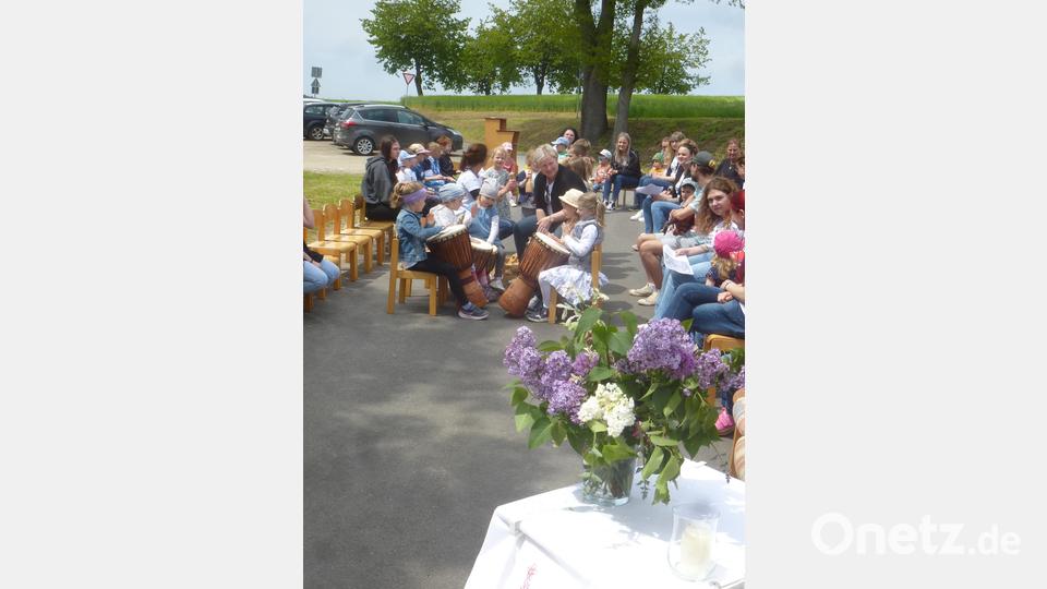 Die Kinder beteiligten sich mit mehreren Liedern an der Einweihung. Bild: mad