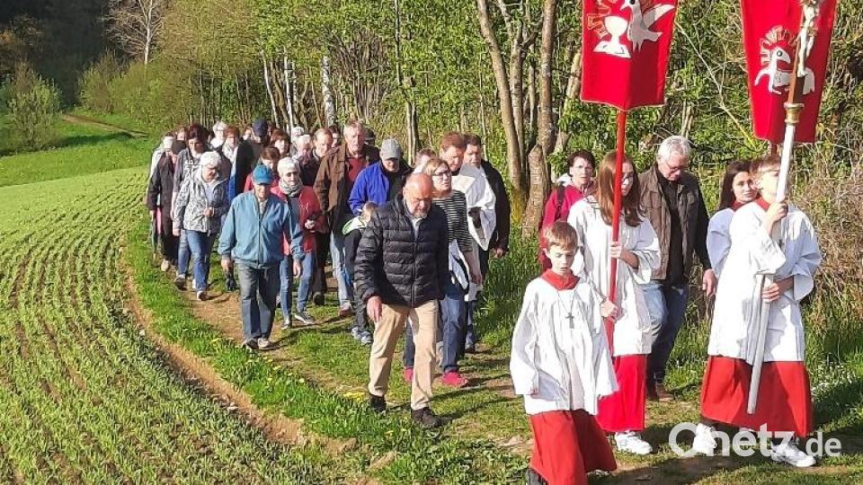 Die Ebnather Pilger in Richtung Kalvarienberg Bild: soj