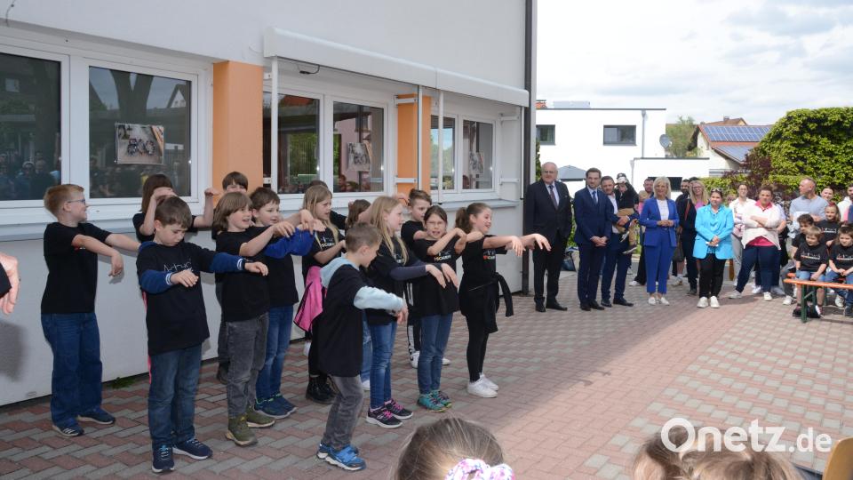 Staatsministerin Ulrike Scharf verfolgt die Aufführungen der Mädchen und Buben, die sie eigens für das Schulfest in Schirmitz vorbereitet haben. Bild: bey