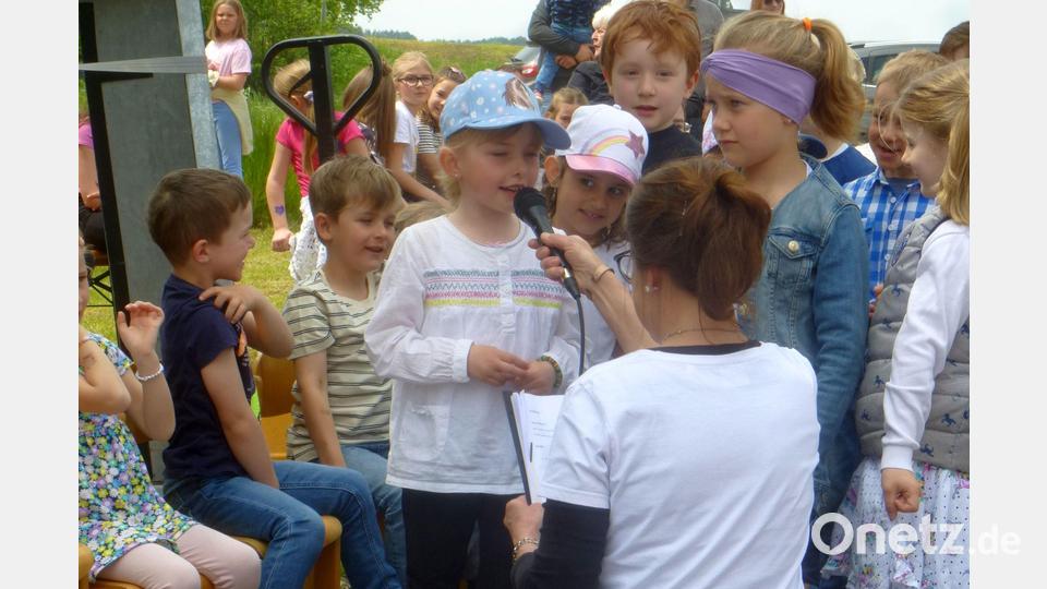 Kinder tragen ihre Gedanken vor Bild: mad