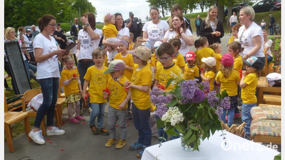 Die Kinder umrahmten die Einweihung mit Liedern. Bild: mad