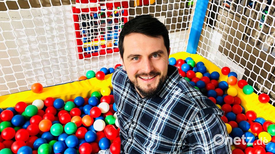 Kita-Leiter Michael Kraus beim Probeliegen im neuen Bällebad. Bild: Mariella Kramer