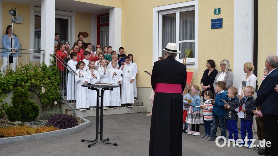 Mit einem herzlichen &quot;Grüß Gott&quot; hießen die Kinder der Grundschule und des Landkindergarten Bischof Rudolf Vorderholzer willkommen. Bild: bnr
