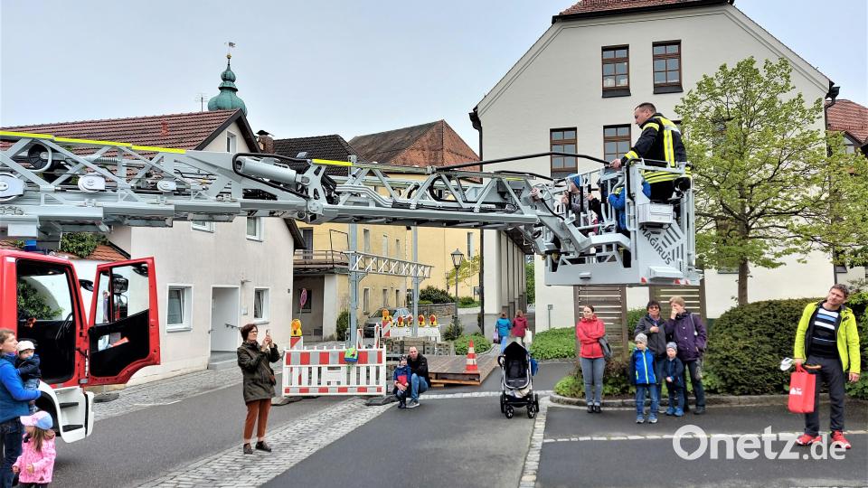 Am Schluss gab es für die Teilnehmer der Vorlesereihe eine Überraschung: Feuerwehrkommandant Ferdinand Roßmann lud die Kinder zu einer Fahrt mit der neuen Drehleiter ein. Bild: lg