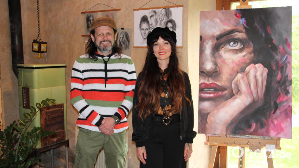 Mit ihrer Ausstellung &quot;Face &amp; Feelings&quot; begeisterte die Neustädter Künstlerin Moni Scharnagl am Wochenende zahlreiche Besucher. Tobi Punzmann eröffnete die Ausstellung, die der Kunst- und Kulturverein Hausfluss organisierte. Bild: prh