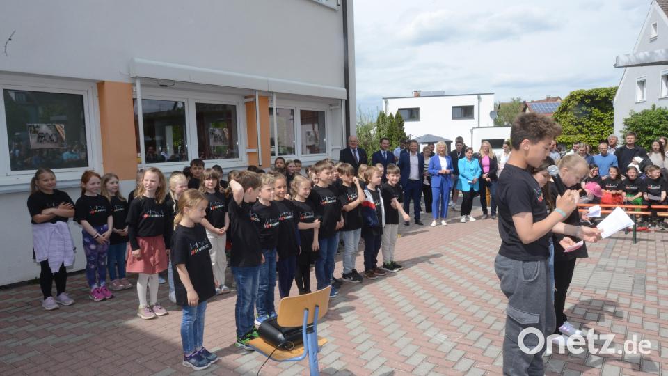 Die Kinder der Grundschule haben für das Schulfest einiges eingeübt. Bild: bey