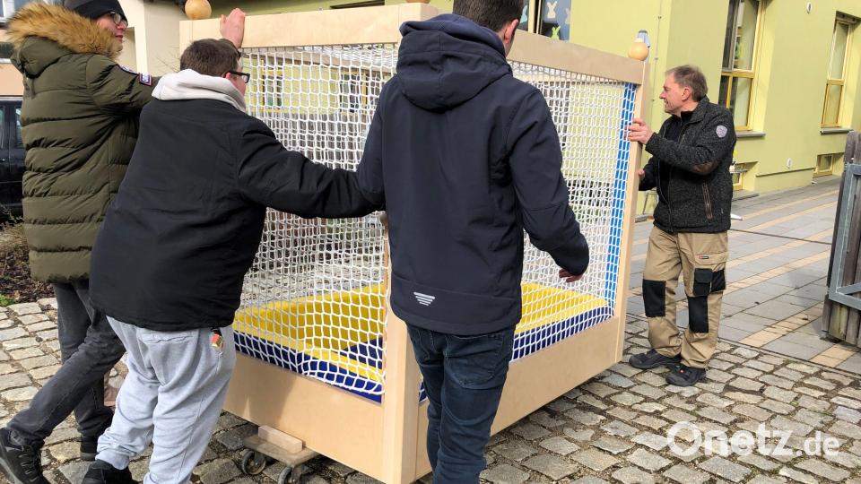 Nach vielen Arbeitsstunden fertiggestellt: Hubert Glombitza (rechts) lieferte gemeinsam mit der B2 der Rupert-Egenberger-Schule das neue Bällebad in der Kita in Poppenricht an. Bild: Mariella Kramer