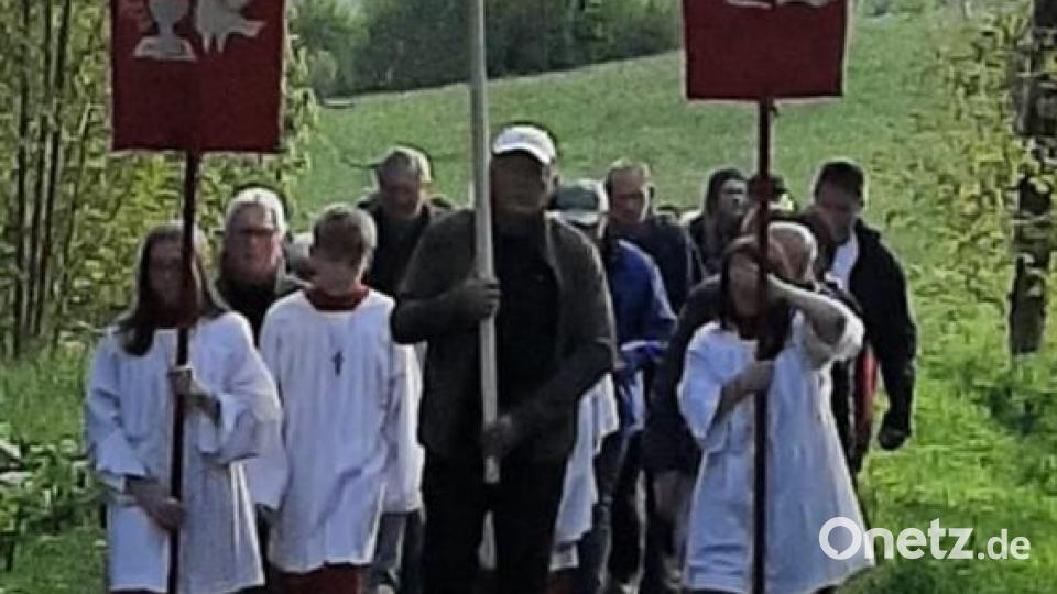 Die Ebnather Pilger in Richtung Kalvarienberg Bild: soj