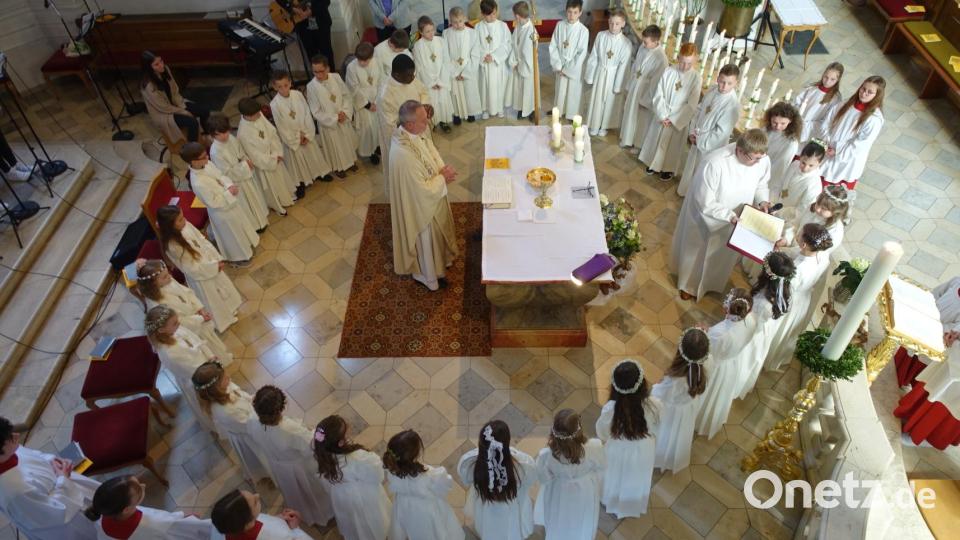 33 Kinder, davon 30 aus der Pfarrei St. Vitus Schnaittenbach, 3 aus der Pfarrei St. Margareta Kemnath a.B. gingen zum ersten Mal zum Tisch des Herrn. Bild: ads