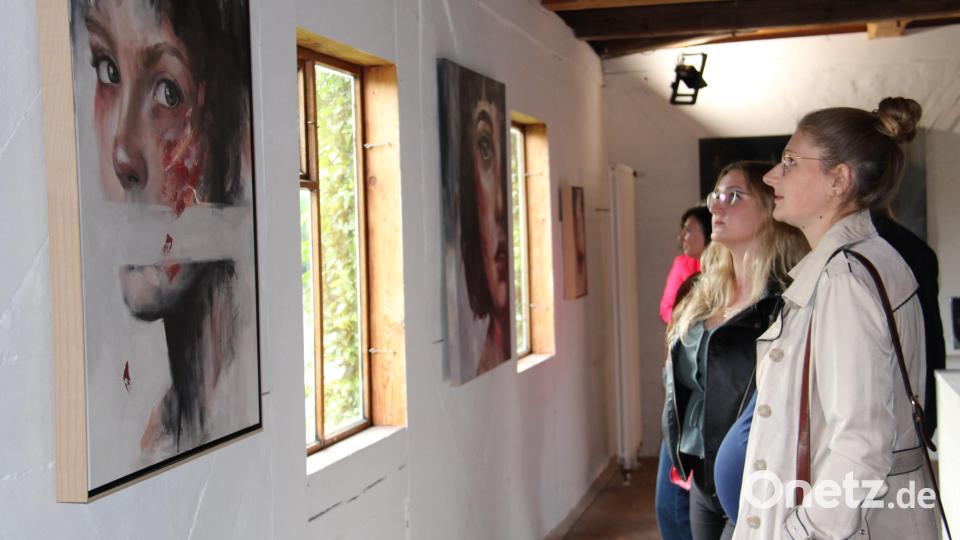 Mit ihrer Ausstellung &quot;Face &amp; Feelings&quot; begeisterte die Neustädter Künstlerin Moni Scharnagl am Wochenende zahlreiche Besucher. Bild: prh