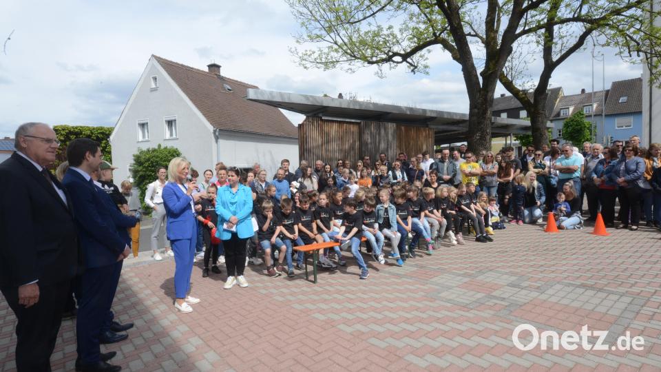 Ulrike Scharf, bayerische Staatsministerin für Familie, Arbeit und Soziales, eröffnet das Schulfest der Grundschule Schirmitz . Bild: bey