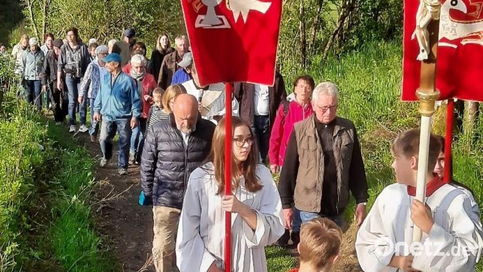 Die Ebnather Pilger in Richtung Kalvarienberg Bild: soj