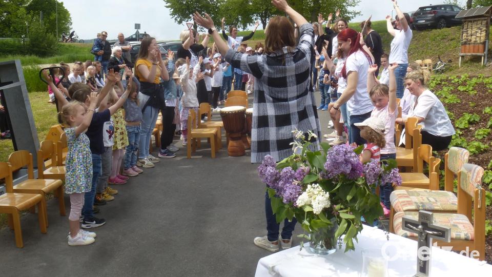 Die Kinder umrahmten die Einweihung mit Liedern. Bild: mad