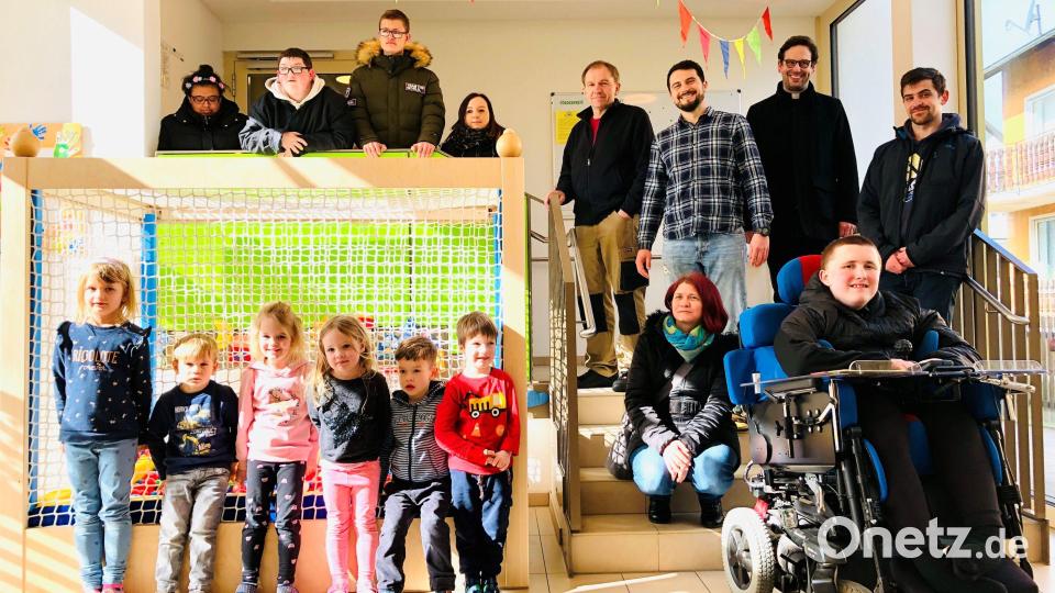 Ein tolles Kooperations-Projekt: Gemeinsam mit Lehrer Hubert Glombitza (obere Reihe, Vierter von rechts) überreichten die Rupert-Egenberger-Schüler das selbst gezimmerte Bällebad an Kita-Leiter Michael Kraus und Pfarrer Dominik Mitterer (obere Reihe, Dritter und Zweiter von rechts). Bild: Mariella Kramer /exb