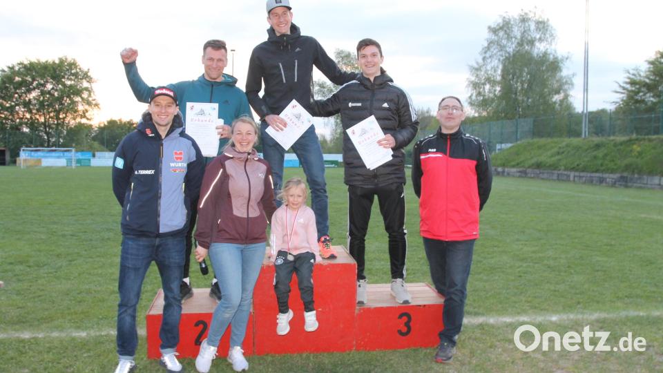 Dorfmeister bei den Herren wird Pius Stahl, gefolgt von Noah Schmidt und Max Grundler. Dazu gratulieren Terence Weber, Laura Frenzel und Michael Jung (von links). Bild: pi