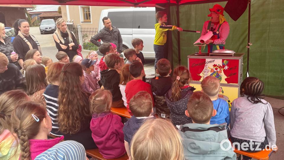 Der Zauberclown begeisterte gut eine Stunde lang die Kinder in Köfering. Bild: Andreas Brückmann