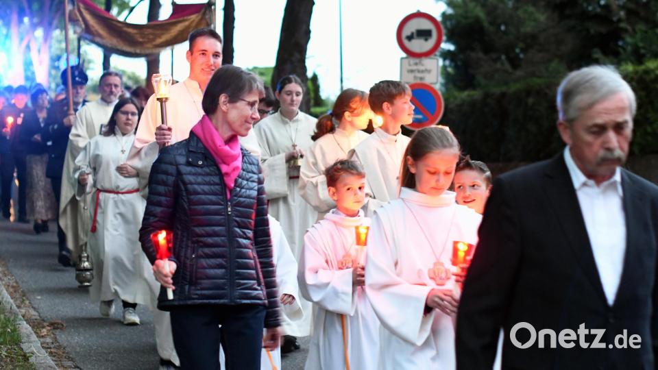 Mit einer Kerze in der Hand erhellen viele Gläubige bei der Lichterprozession in Neustadt/WN den Zug durch die Felixallee. Bild: Gabi Schönberger