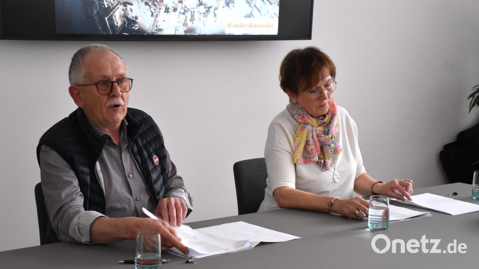 Benno und Lisa Krottenthaler übernehmen das Vorlesen der Gedichte über Glaskunst aus der Feder des Schriftstellers Paul Friedl aus dem Bayerischen Wald. Bild: ubb