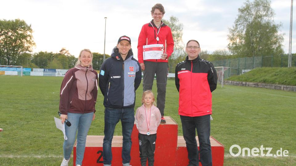 Der Damen-Siegerin Kerstin Schmidt gratulieren Laura Frenzel, Terence Weber und Michael Jung (von links). Bild: pi