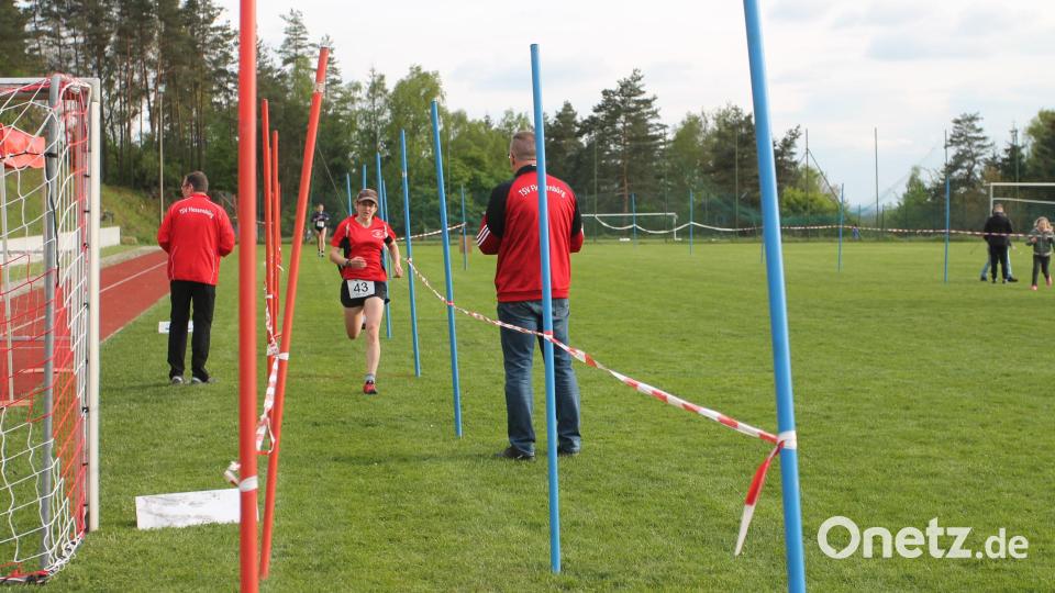 Kerstin Schmid ist bei den Damen als erste im Ziel. Bild: pi