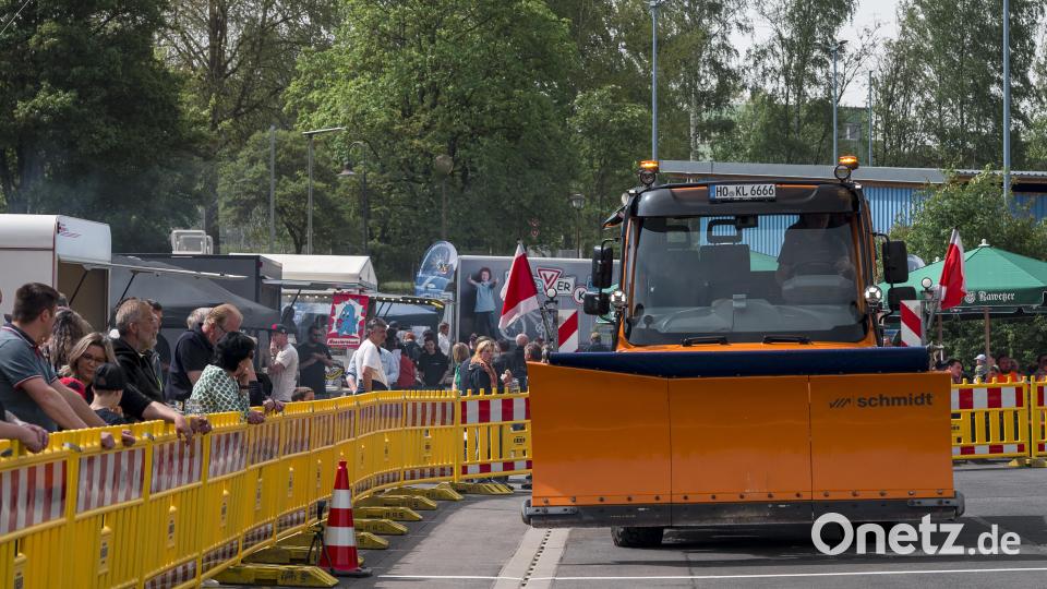 Zuschauer und Zuschauerinnen sehen sich die 1. Bayerischen Schneepflugmeisterschaften an. Bild: Daniel Vogl/dpa