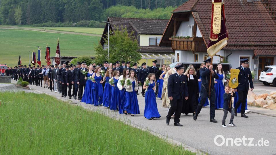 Ein langer Festzug marschierte durch Kürmreuth zur Simultankirche St. Laurentius Bild: wku
