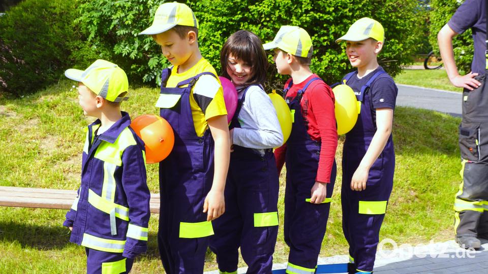 Nur im Teamwork kommen die Luftballons ans Ziel. Bild: bkr