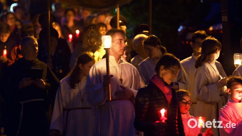 Mit einer Kerze in der Hand erhellen viele Gläubige bei der Lichterprozession in Neustadt/WN den Zug durch die Felixallee. Bild: Gabi Schönberger