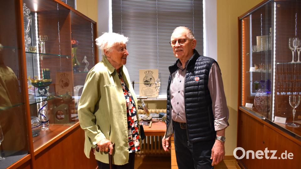 Benno Krottenthaler begrüßte mit viel Freude auch die Witwe des Unternehmers Helmut Horn. Elisabeth Horn hat erst vor einigen Jahren dem Markt Plößberg Exponate ihres Mannes als Leihgabe geschenkt und schaut sich gern ab und zu im Glasofenbau-Museum um. Bild: ubb
