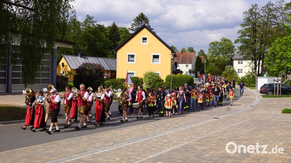 Marsch mit Musik zum Festzelt. Bild: bkr