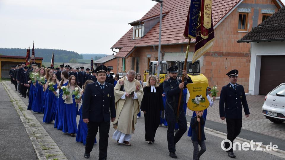 Ein langer Festzug marschierte durch Kürmreuth zur Simultankirche St. Laurentius Bild: wku