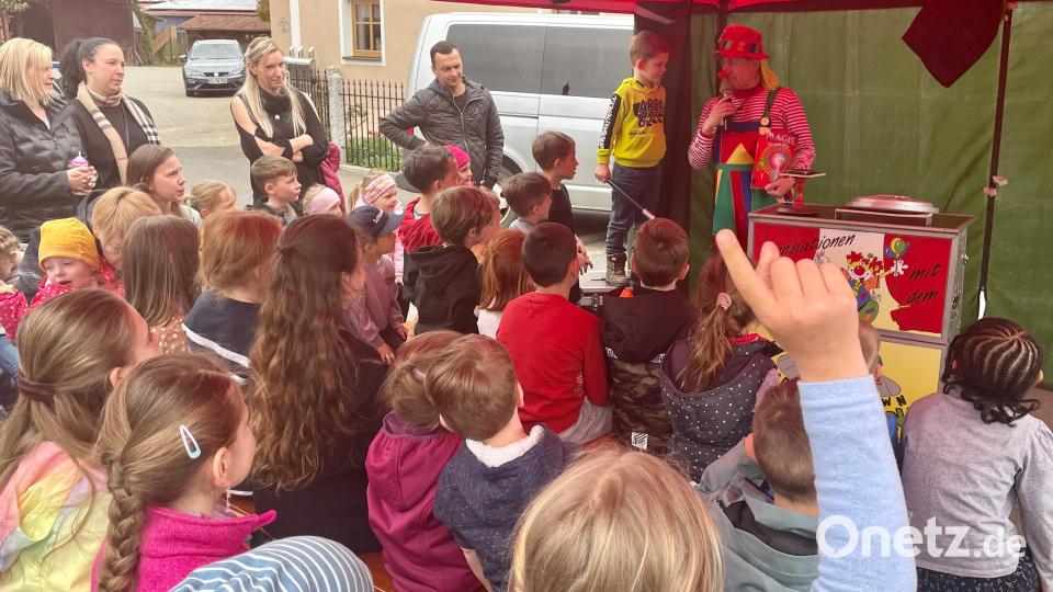 Der Zauberclown begeisterte gut eine Stunde lang die Kinder in Köfering. Bild: Andreas Brückmann