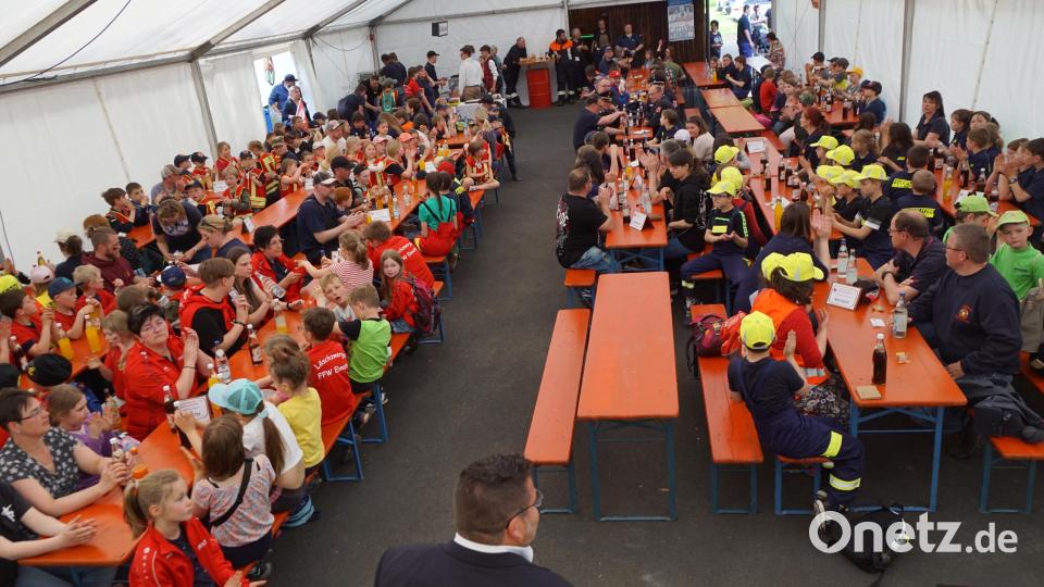 Verdiente Stärkung im Festzelt. Bild: bkr