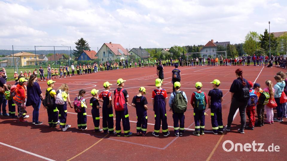 Begrüßung der Mannschaften auf dem Schulsportgelände. Bild: bkr