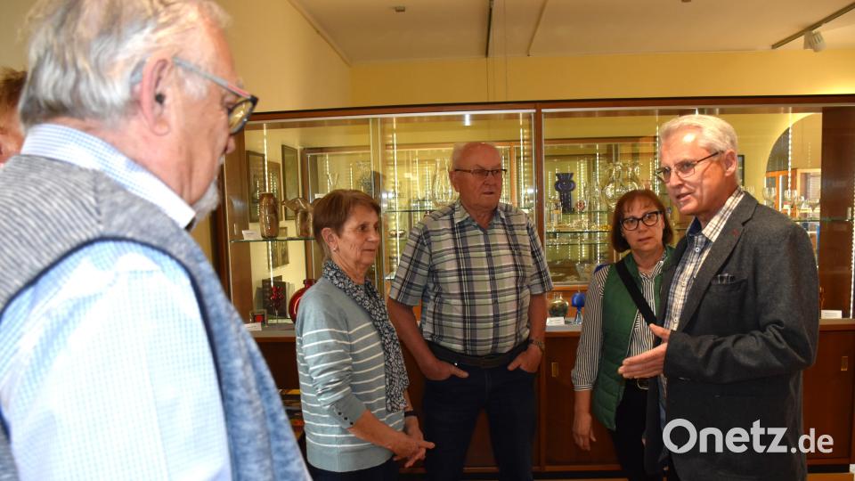 Im Ausstellungsraum wurden die Gäste von Museumsleiter Manfred Kopp (re.) ausführlich über die Exponate und ihre Entstehungsgeschichten aufgeklärt. Bild: ubb