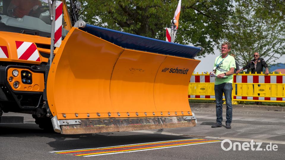 Die Schaufel eines Schneepflugs soll in der Mitte des markierten Bereichs platziert werden, um die meisten Punkte zu erhalten. Bild: Daniel Vogl/dpa