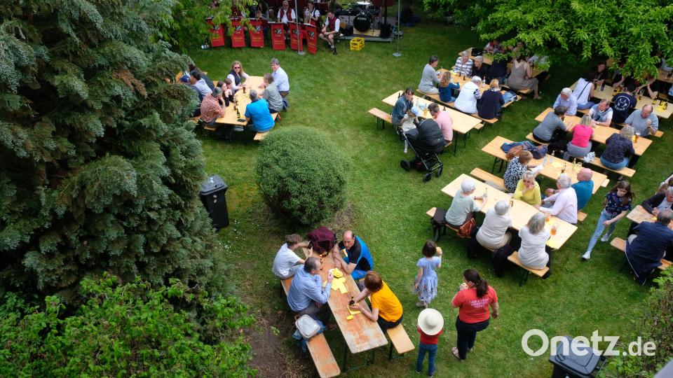 Im Pfarrgarten lässt es sich zünftig feiern, so die Erkenntnis der Festbesucher Bild: do