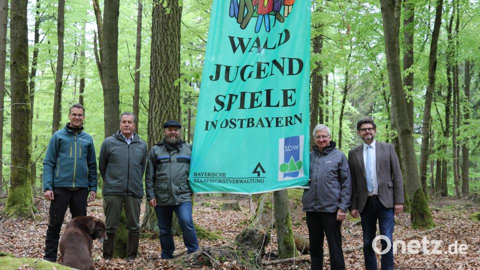 Waldjugendspiele Pfaben 2023. Von links: Carsten Klöble von den Bayerischen Staatsforsten, Eberhard von Gemmingen-Hornberg, Christoph Hübner (AELF), Bürgermeister Johannes Reger und Schulamtsdirektor Armin Engel. Bild: Constanze Callens/exb