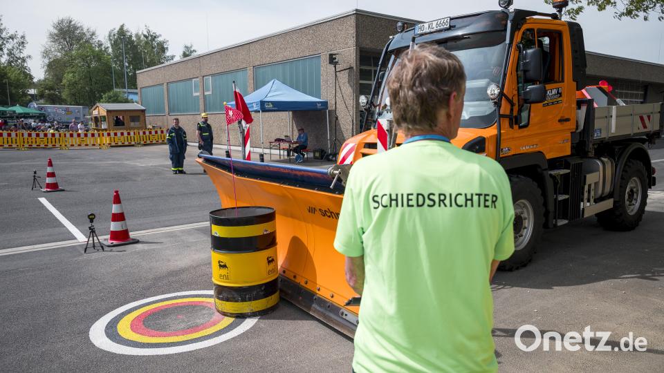 Ein Schneepflug schiebt ein Fass in einen markierten Bereich. Bild: Daniel Vogl/dpa