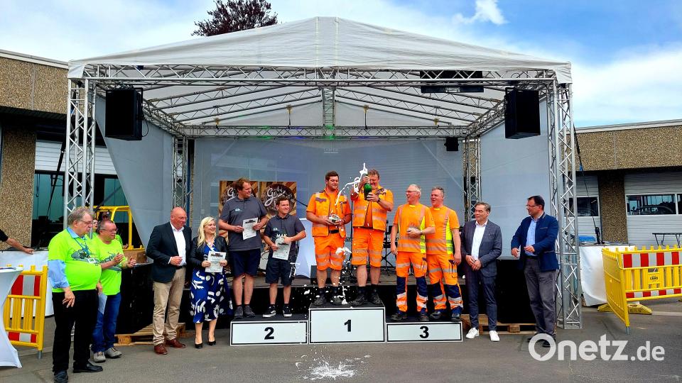 Sektdusche bei der Siegerehrung auf dem Treppchen. Bild: fph