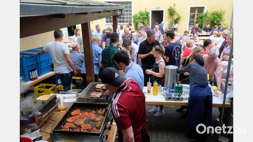 In der heimeligen Atmosphäre des Pfarrgartens luden die kirchlichen Gremien zum Maifest. Eine gute Idee mit einem riesigen Besucherandrang Bild: do